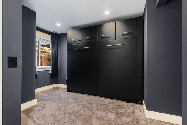 Building Photo - 1621 E Fir St