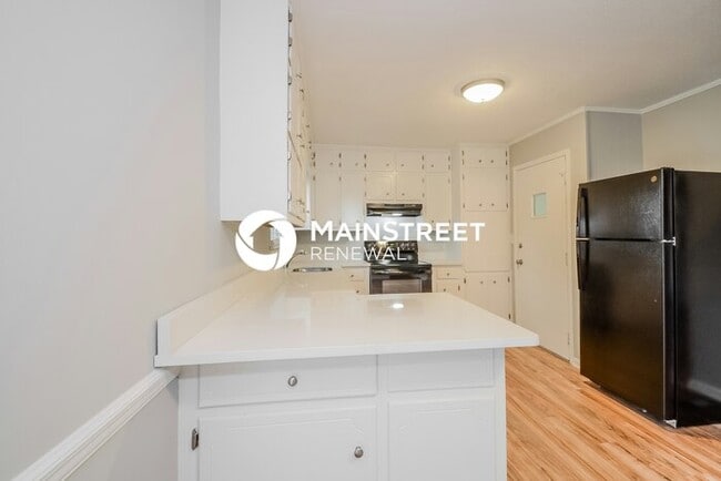 Building Photo - 3 Bedroom Pet-Friendly Home in Birmingham, AL with Main Street Renewal