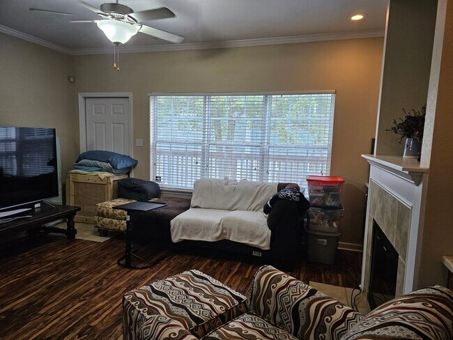 Building Photo - Townhome Off The Parkway With 1 Car Garage