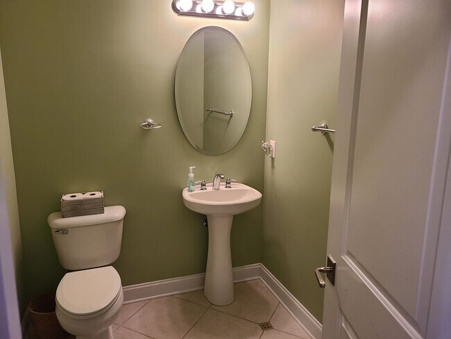 Building Photo - Beautiful unfurnished 3 bedroom, 2.5 bath ...