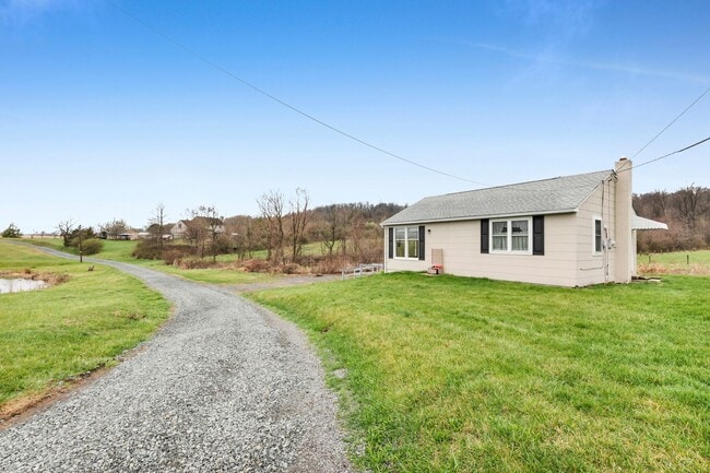 Building Photo - Fully Furnished Bright & Comfortable 1-Bedroom Cottage Available for Rent