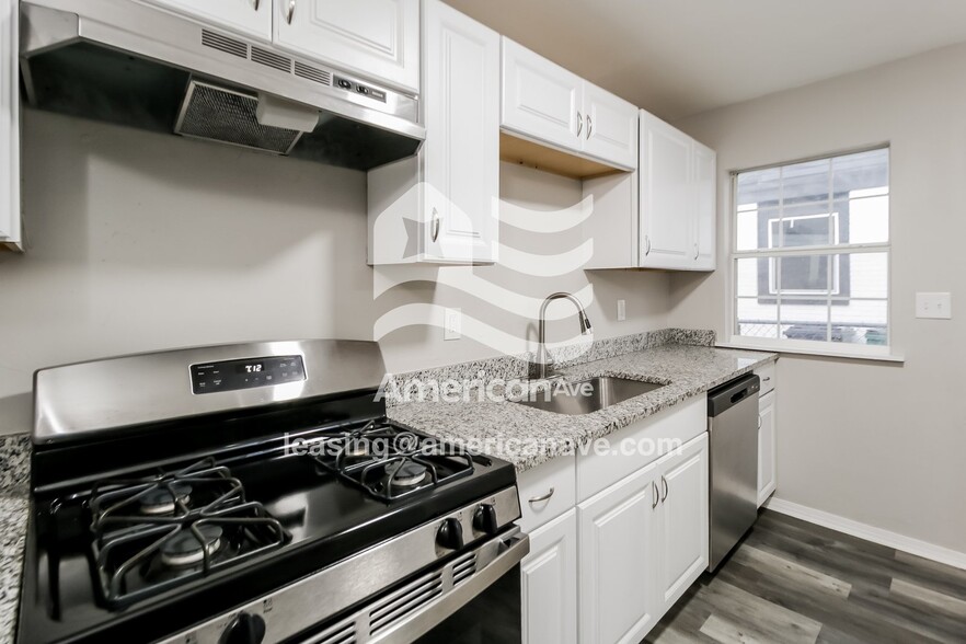 Building Photo - 2017 Miramar Blvd