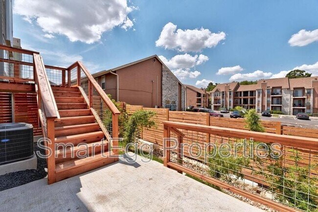 Building Photo - 801 N Bluff Dr
