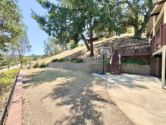 Building Photo - Charming 4-Bed by the Lake in Morgan Hill