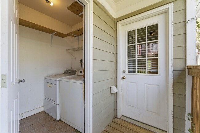 Building Photo - 202 Warren St SE