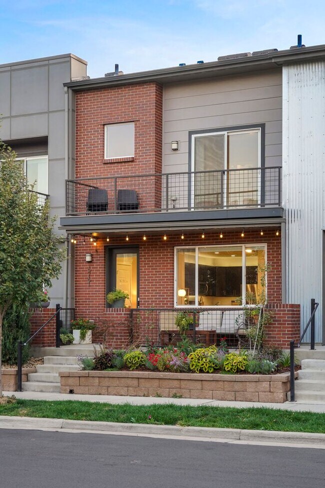 Building Photo - Modern 3-Bedroom Townhome in Midtown Denver – Carefree Living Awaits!