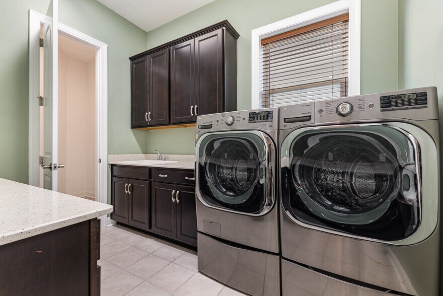 Building Photo - 6225 Majesty Ct