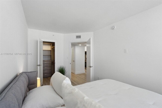 Building Photo - 100 Lincoln Rd