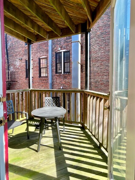 Building Photo - 33 Hanson St