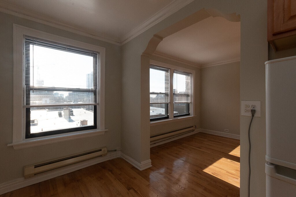 Building Photo - 411 W Roscoe St