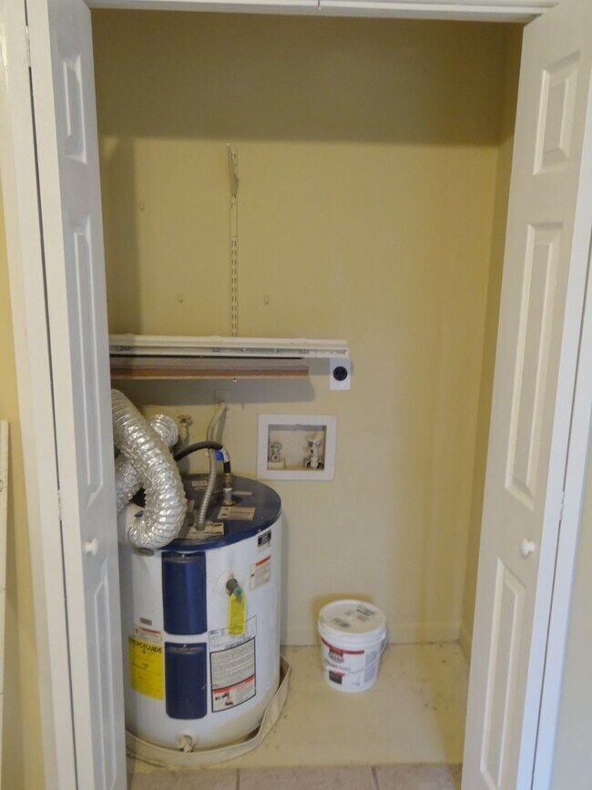 Building Photo - 2/1 rental on a quiet street - 50% off 1st...
