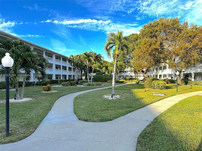 Building Photo - 5201 NE 24th Terrace