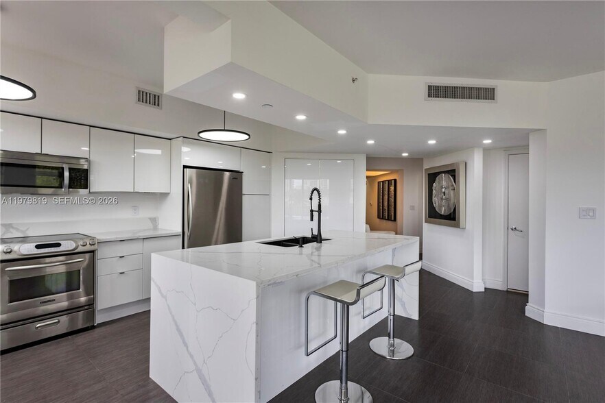 Building Photo - 19900 E Country Club Dr