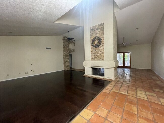 Building Photo - 6049 W Grandview Rd