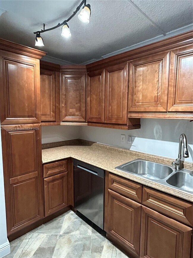 Building Photo - 9410 Live Oak Pl