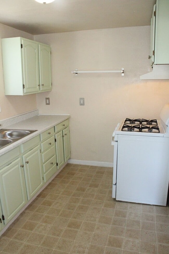 Building Photo - Upstairs 1 Bedroom, 1 Bathroom Unit in Ant...
