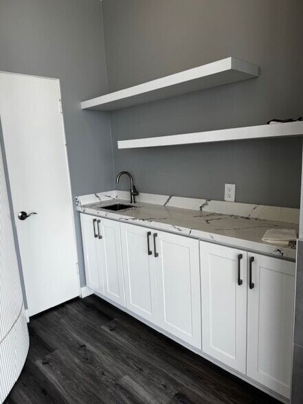 Building Photo - 6117 E Seaside Walk
