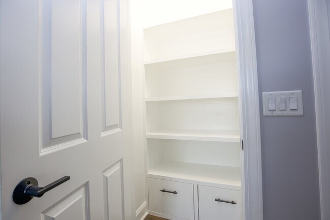 Building Photo - "Spacious and Inviting 2620 sq. ft. Home i...