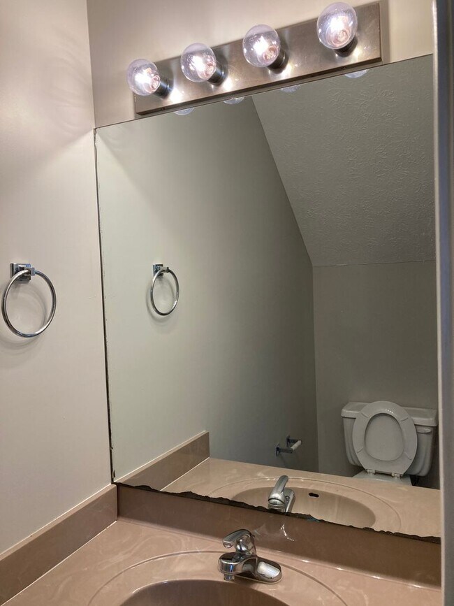 Building Photo - 3 Bedroom, 1.5 bath Home