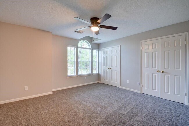 Building Photo - 539 W North Hill Dr