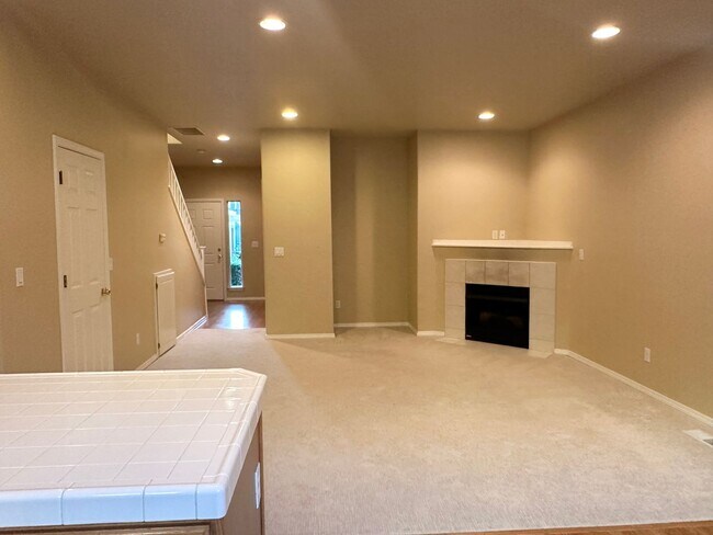 Building Photo - Beautiful 3 Bedroom Townhouse in West Linn!