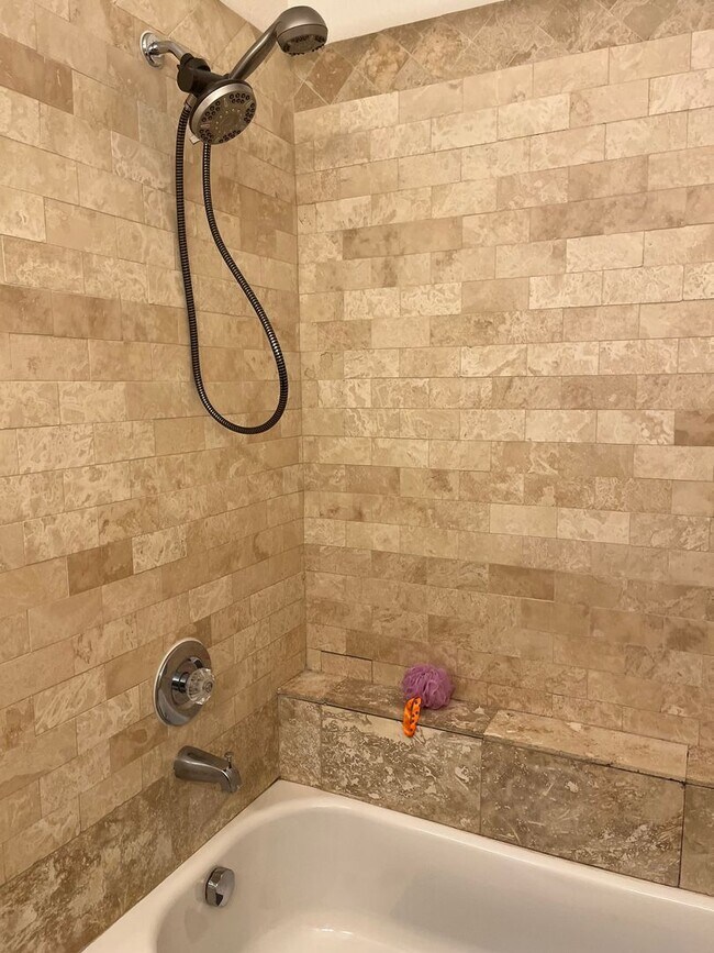 Building Photo - Remodeled, first floor 1428 sq ft, 2 bed+ ...