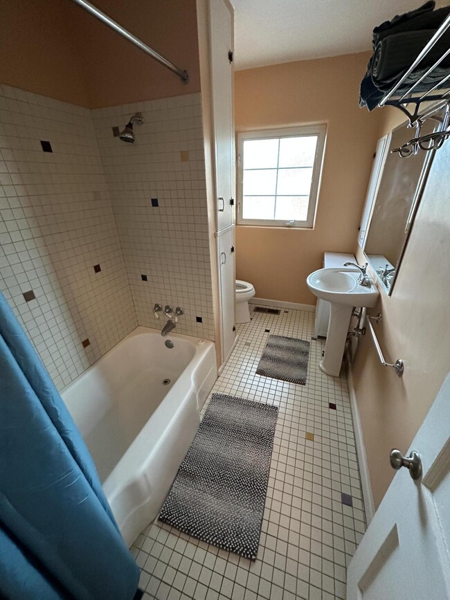 Building Photo - 732 Loma Vista Dr NE