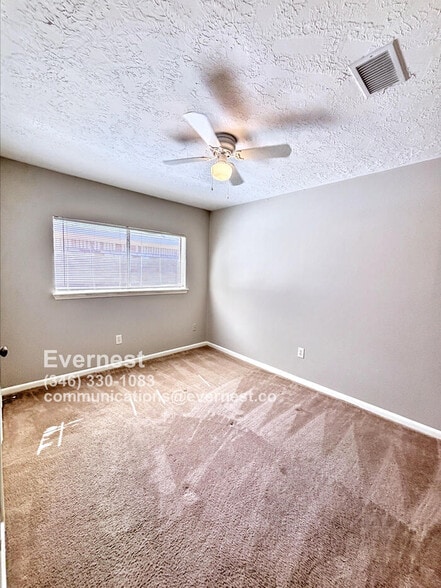Building Photo - 21222 Park Mt Dr