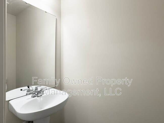 Building Photo - 8753 Red Oak Dr