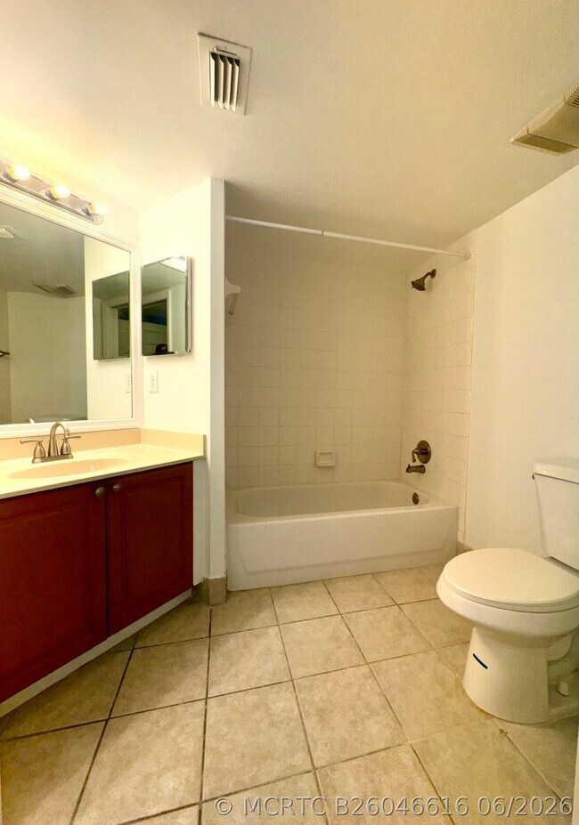Building Photo - 1300 Crestwood Ct S