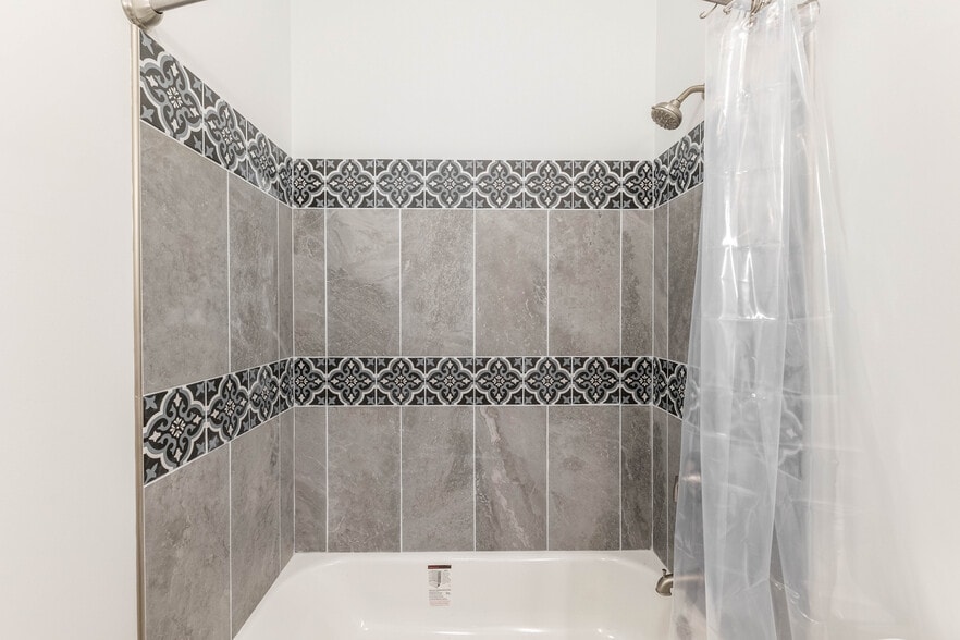 Building Photo - 914 W 19th Plz