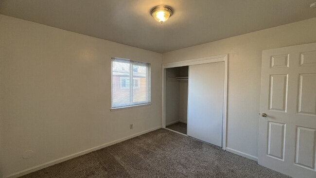 Building Photo - ** Move in special $1995 moves you in - Includes Deposit and January 2026 Rent. ** Updated interi...