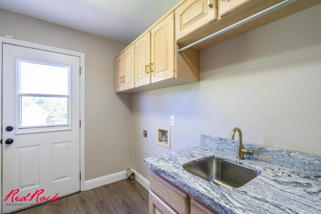 Building Photo - Spacious 6 Bedroom Home with a Balcony!