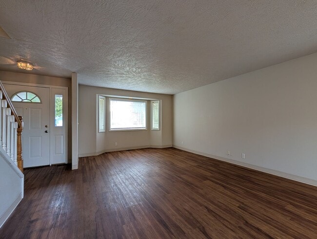 Building Photo - 3-Bedroom, 2.5-Bath Home Close To River Road In Eugene!