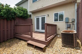 Building Photo - Beautiful Townhome with fenced patio - gre...