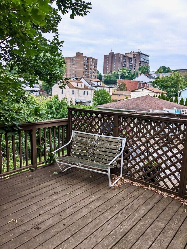 Building Photo - *** Amazing Apartment in Mt. Washington * Pet Friendly * Duplex style * Available Now * Spacious ...