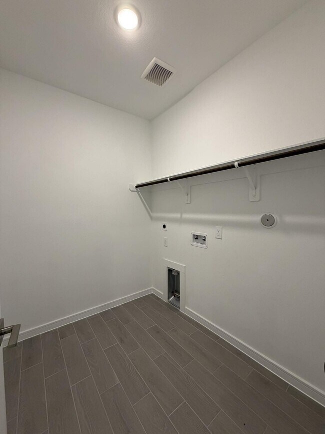 Building Photo - 8338 Bay Oaks Dr