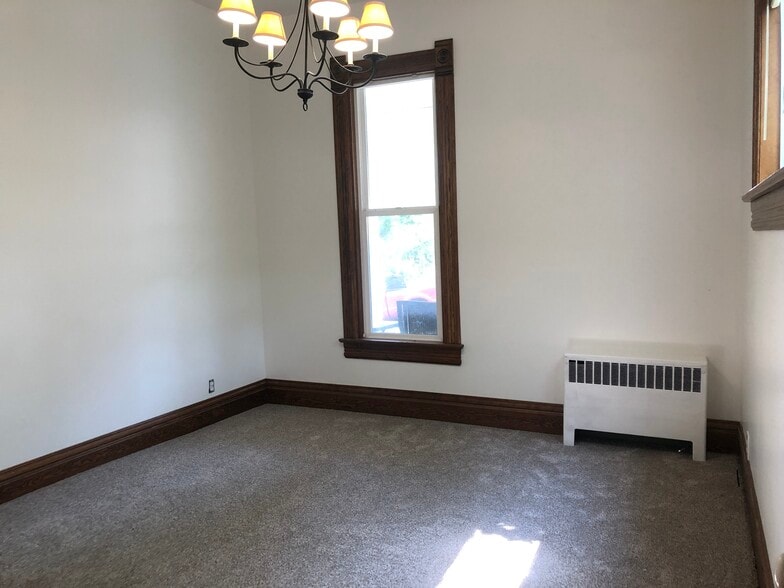 Building Photo - 806 S Lake St