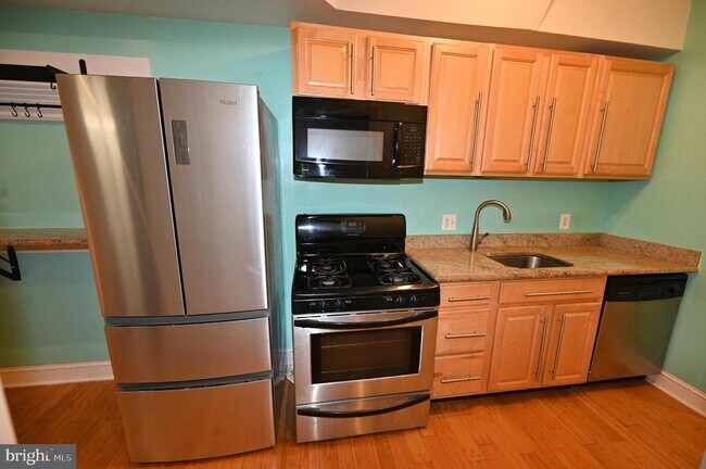 Building Photo - 550 Hobart Pl NW