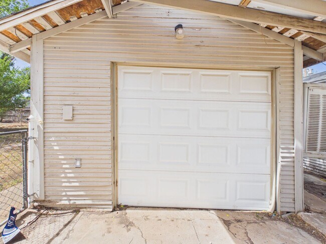 Building Photo - Adorable 3 Bedroom Home in Sunset Addition!