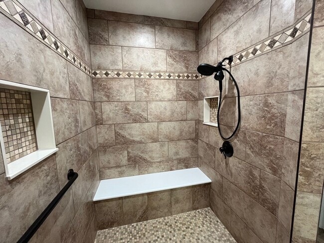 Building Photo - One Level Home in New London