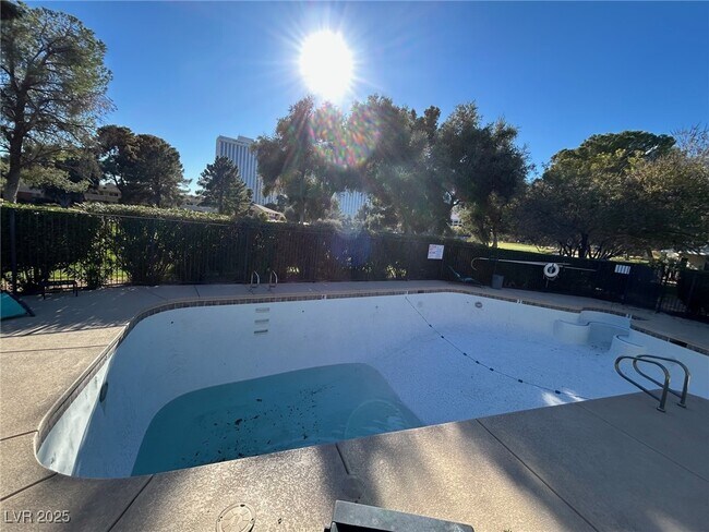 Building Photo - 596 Tam O Shanter