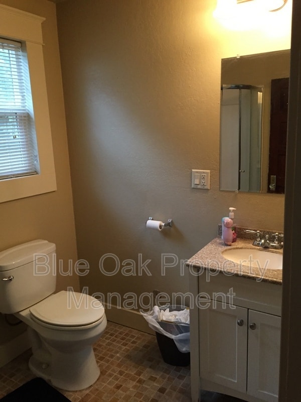 Building Photo - 1510 W 5th St