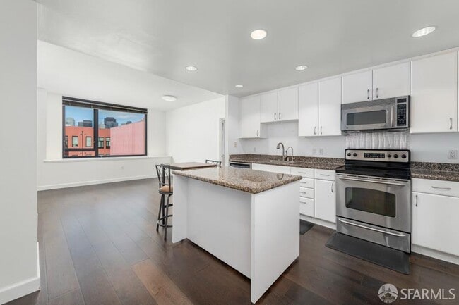 Building Photo - 250 King St