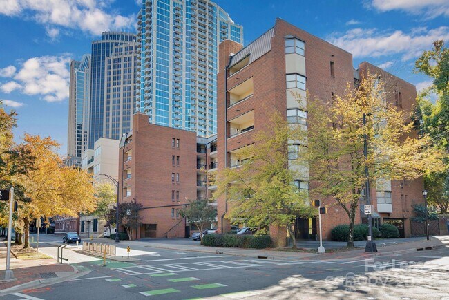 Building Photo - 224 N Poplar St