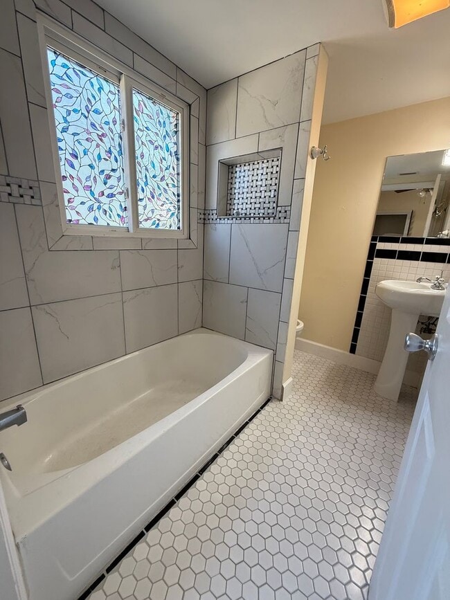 Building Photo - 3/2 Cottage Available! No deposit if qualified!