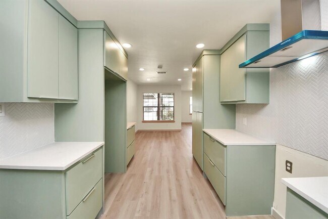 Building Photo - 2404 Grape Ln