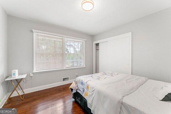 Building Photo - 1131 Custer Ave SE