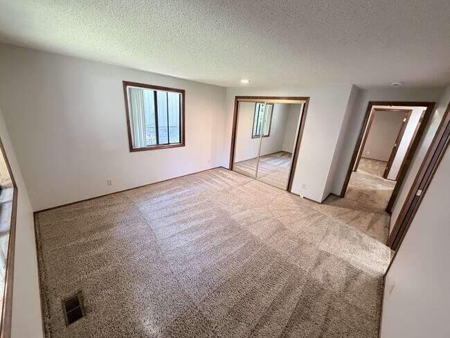 Building Photo - Three Bedroom Home in South Salem