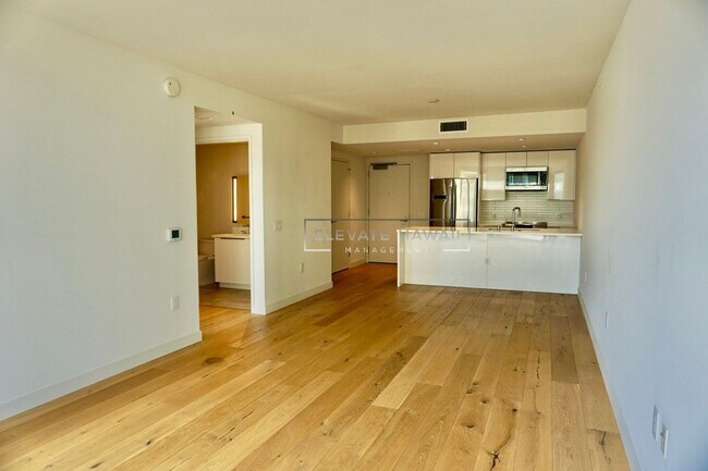 Building Photo - Available NOW - AE'O 1 BED 1 BATH w/ 1 COV...